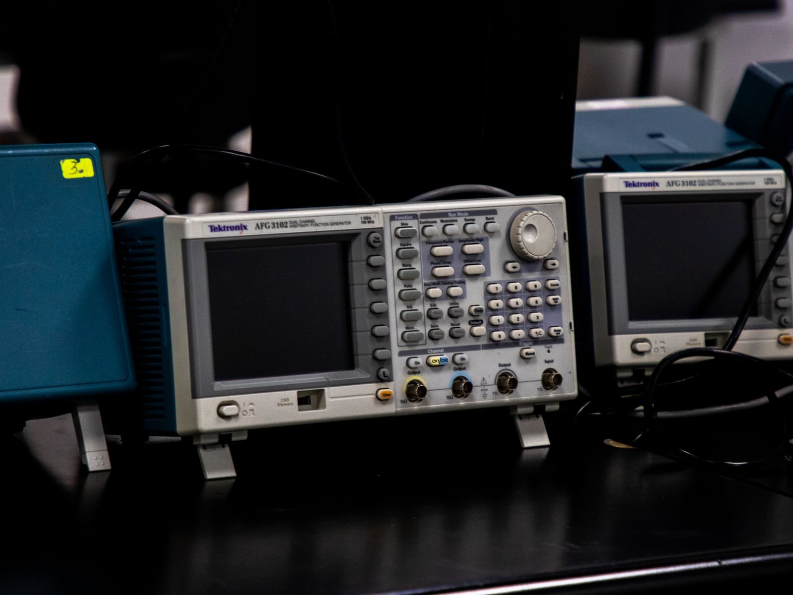 Metrology laboratory with a coordinate measuring machine and measurement instruments.