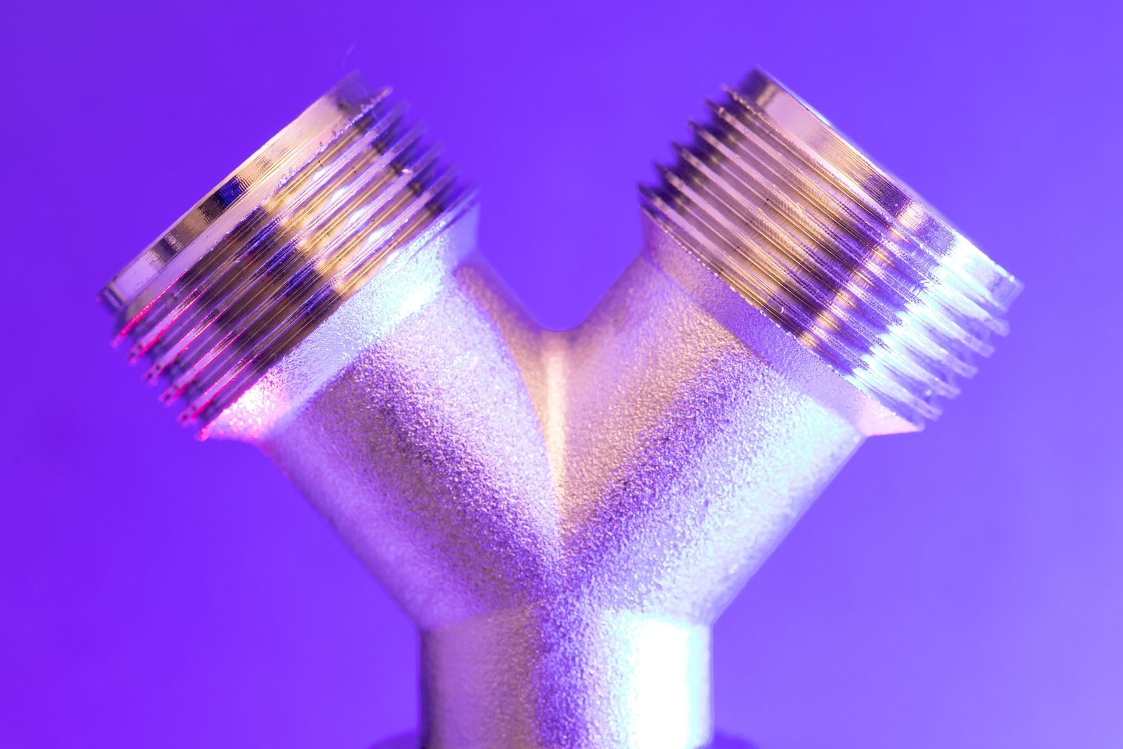 Zinc-plated metal hardware and fittings with a bright passivated finish.